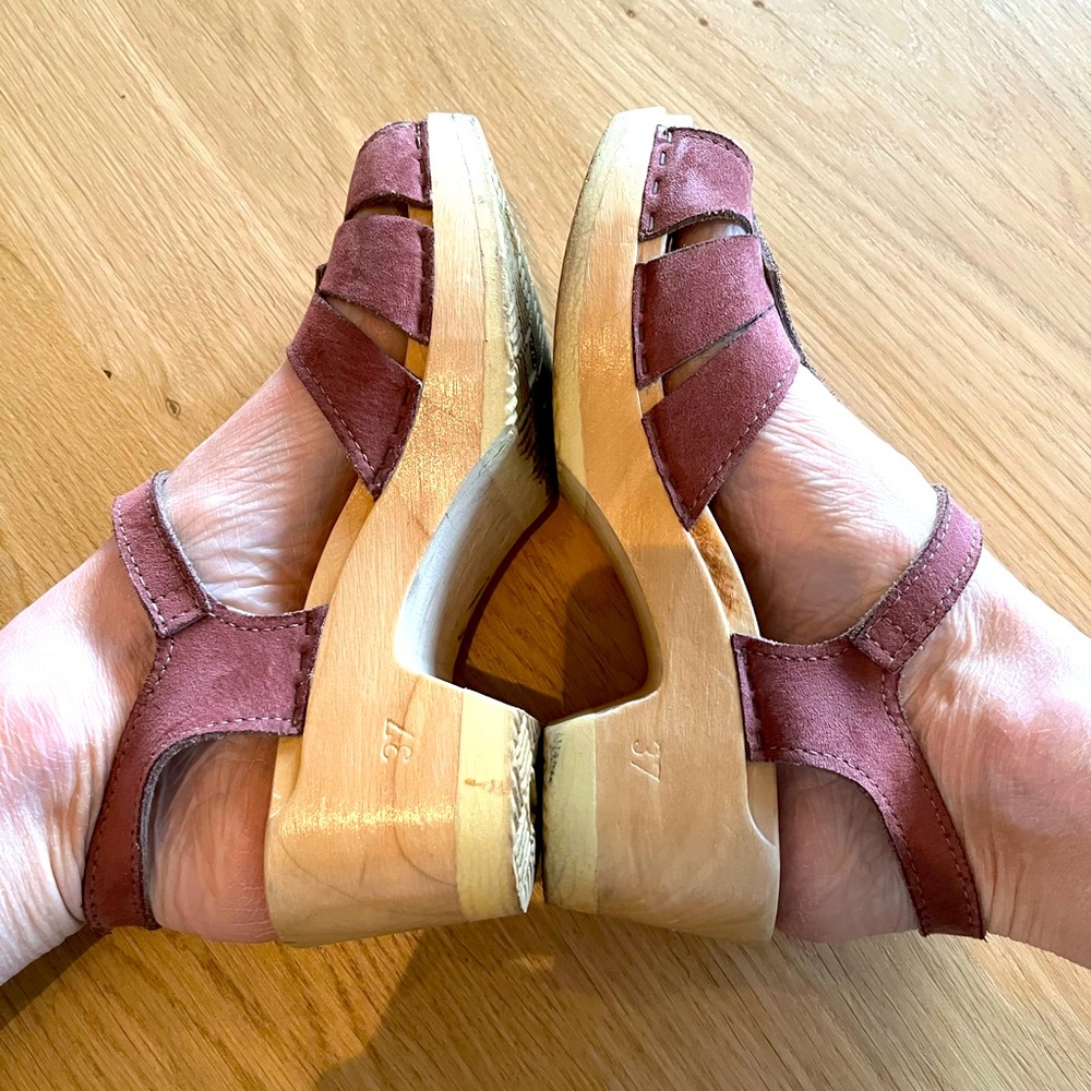 Adorable purple Sven clogs